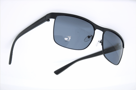 Klassisk herrebrille med sort stel samt sorte polariserede glas